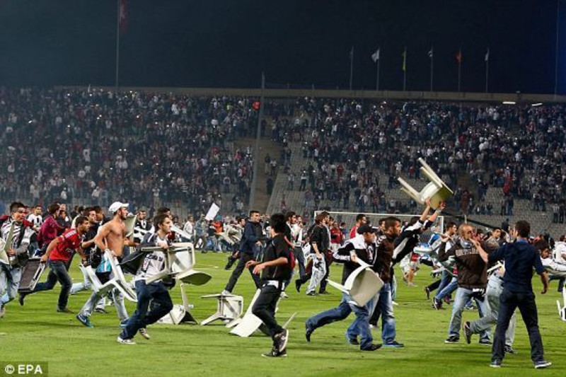 Besiktas, Galatasaray ends in violence