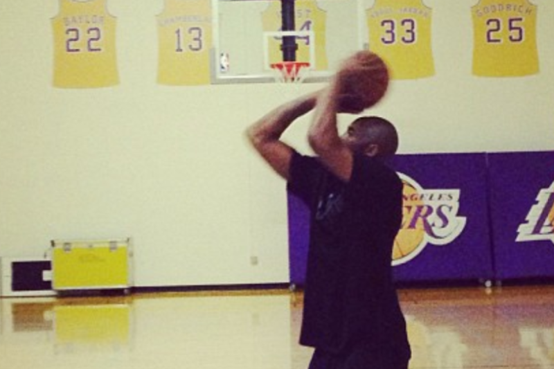 Rookie Kobe Bryant practices free throws with his non-shooting hand after  breaking fracturing his wrist. : r/motivation