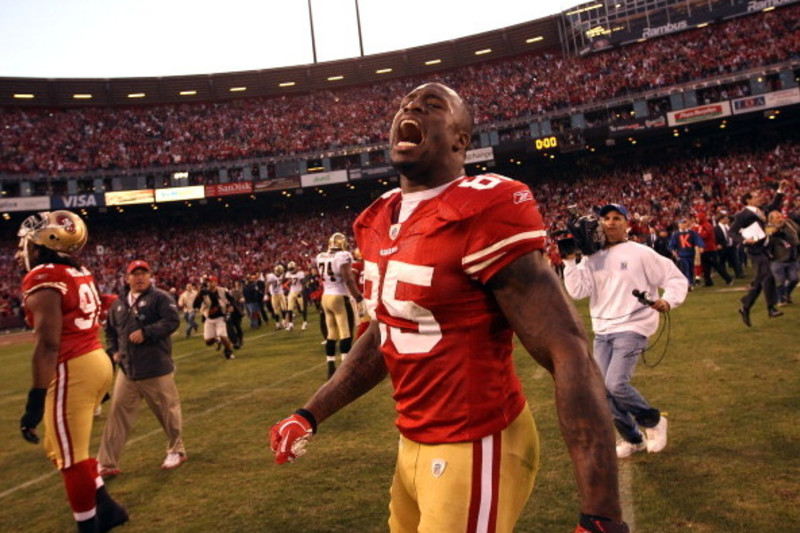 Friendly Confines Vernon Davis Signed San Francisco 49ers Jersey (Beckett COA) 2xPro Bowl T.E.