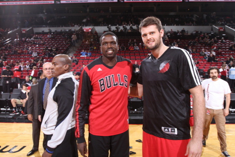 Luol Deng, Bulls try to ignore tenuous contract status