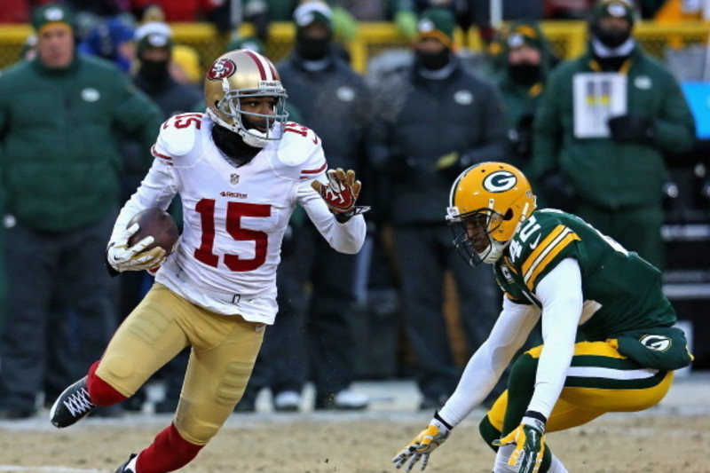 Green Bay Packers tight end Tom Crabtree holds up the Vince