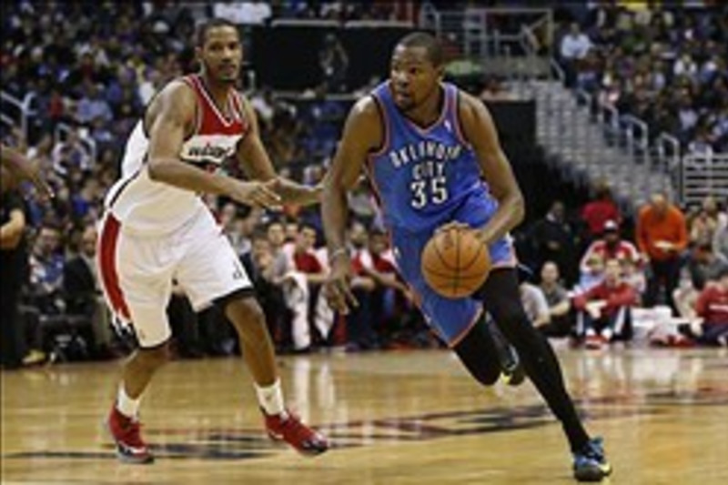 24. September 2015, Oklahoma City Thunder Kevin Durant (35) wirft den Ball  in einem Washington Redskins Trikot und Hut während Aufwärm-ups vor dem  NFL-Spiel zwischen den Washington Redskins und den New York