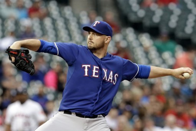 Rangers' Martin Perez breaks arm when hit by liner