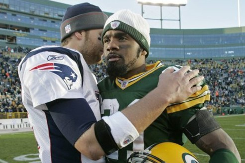 Charles Woodson leads Michigan fans in 'The Victors' 