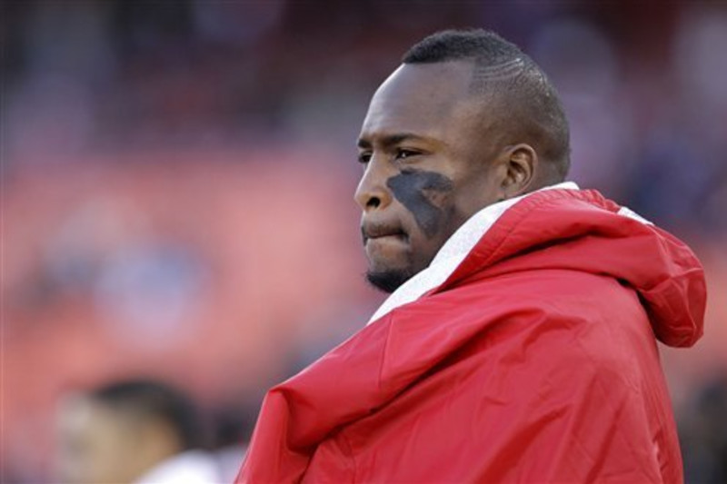 EXCLUSIVE: Vernon Davis 'not worried' by contract delay as 49ers