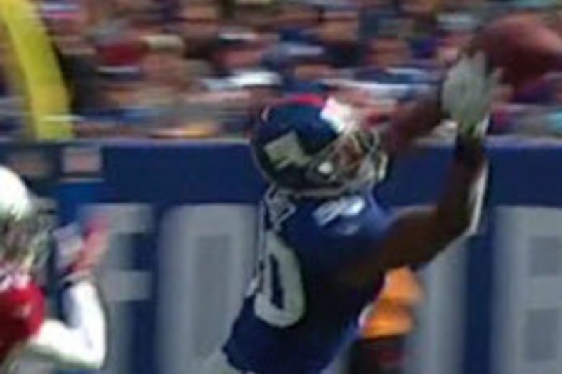 New York Giants - New York Giants wide receiver Victor Cruz (80) holds the  ball out front as a defender tries to knock the ball from his hand during a  practice at