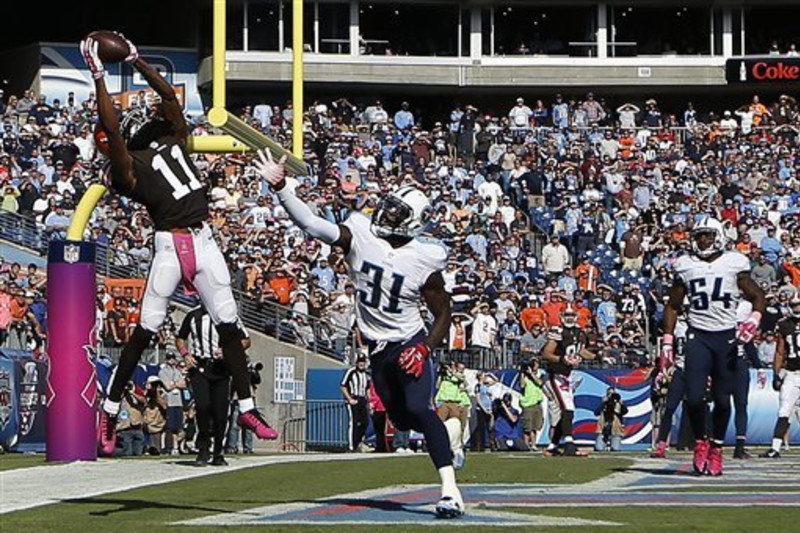 Browns storm Titans with first-half blitz, hang on to clinch first