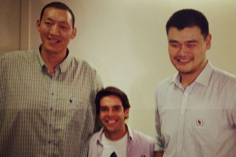 lufthavn F.Kr. Parlament Yao Ming Poses Next to Someone Who's Actually Taller Than Him, Sun Mingming  | News, Scores, Highlights, Stats, and Rumors | Bleacher Report