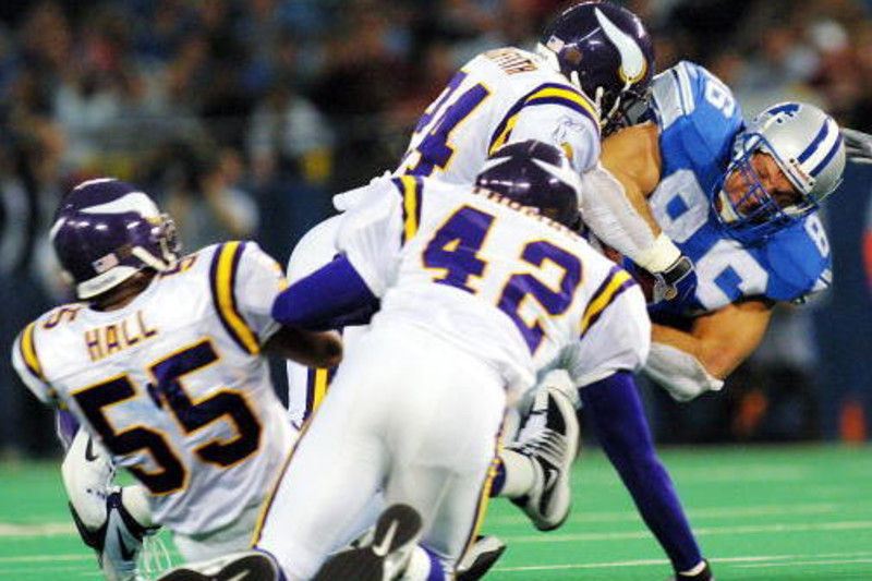 16 Dec 2001: Tight End David Sloan #86 of the Detroit Lions drives through Robert Griffith #24, Lemanski Hall #55 and Orlando Thomas #42 of the Minnesota Vikings defense at The Pontiac Silverdome in Pontiac, Michigan. The Lions won their first game  of th