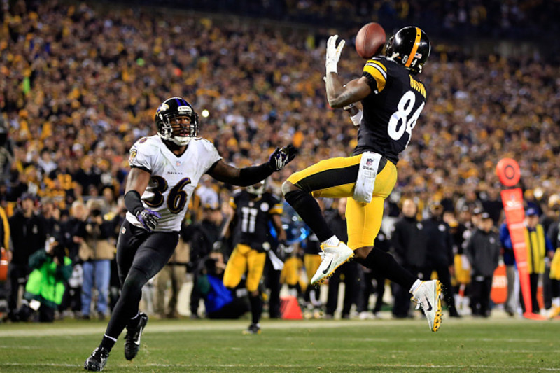 Pittsburgh Steelers wide receiver Antonio Brown (84) comes off the field  with running back Le'Veon Bell (26) and fellow wide receiver Martavis  Bryant (10) after scoting a touchdown in an NFL football