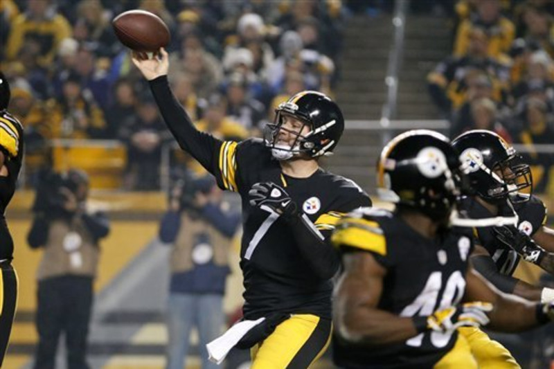 Pittsburgh Steelers wide receiver Antonio Brown (84) comes off the field  with running back Le'Veon Bell (26) and fellow wide receiver Martavis Bryant  (10) after scoting a touchdown in an NFL football