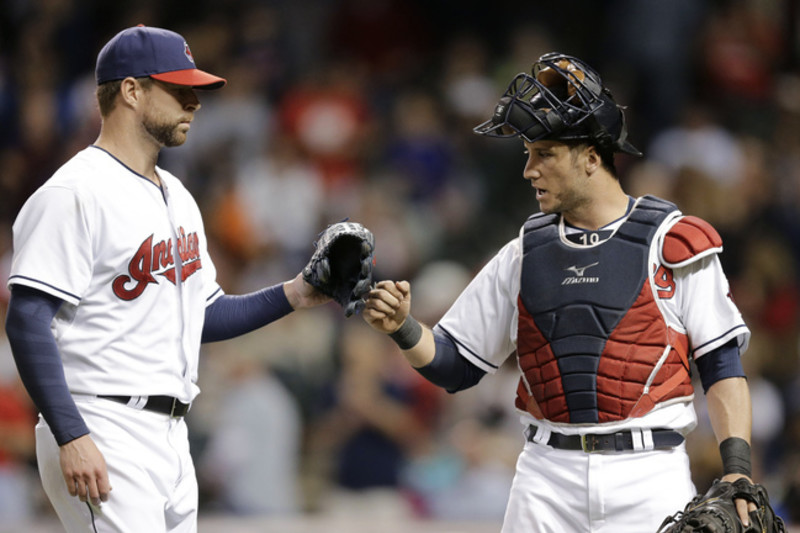 Indians catcher Yan Gomes out at least 6 weeks with knee injury