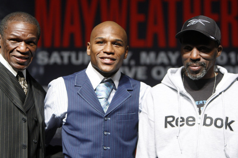 Boxing: Floyd Mayweather needs several bodyguards to leave Gucci