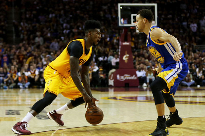 Steph Curry Is Running Circles Around The Cavs' Defense