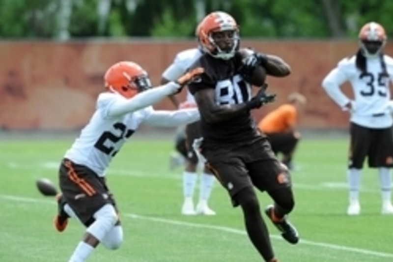 Cleveland Browns wide receiver Andrew Hawkins runs the ball during practice  at the NFL football team's training camp Monday, Aug. 10, 2015, in Berea,  Ohio. (AP Photo/Tony Dejak Stock Photo - Alamy