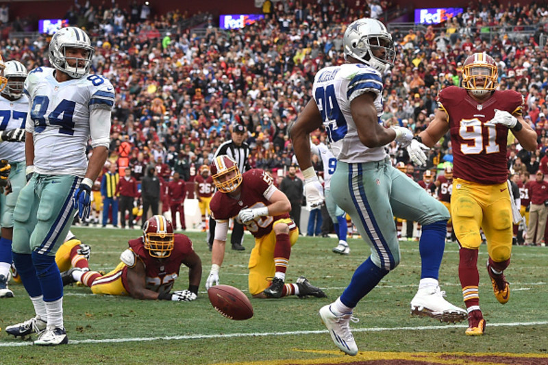 Dallas Cowboys' DeMarco Murray (29) falls into the end zone for a