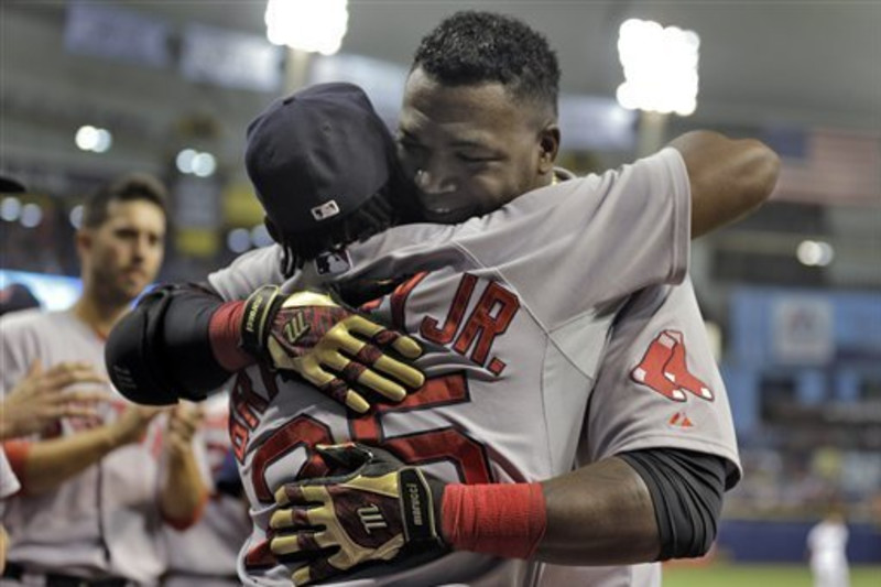 Jackie Bradley Jr. slams into outfield wall during latest amazing