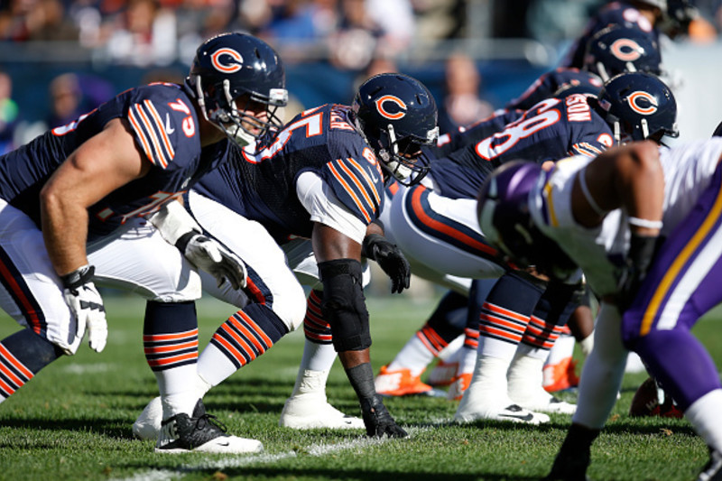 Chicago Bears offensive guard Kyle Long (75) lines up against the New York  Jets during an