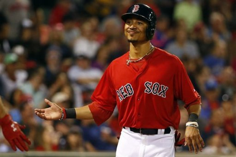 Red Sox' Mookie Betts injured trying to make amazing catch - The