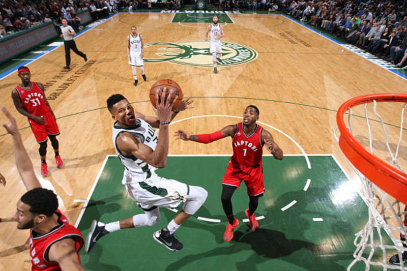 Giannis Antetokounmpo goes for 31 and 16 in win over Philly