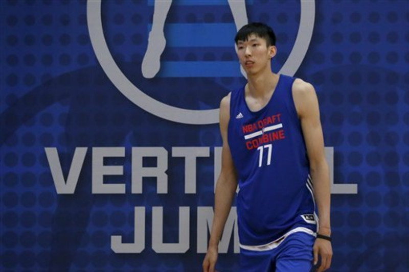 Zhou Qi, 20 years old (China), unofficially has largest wingspan