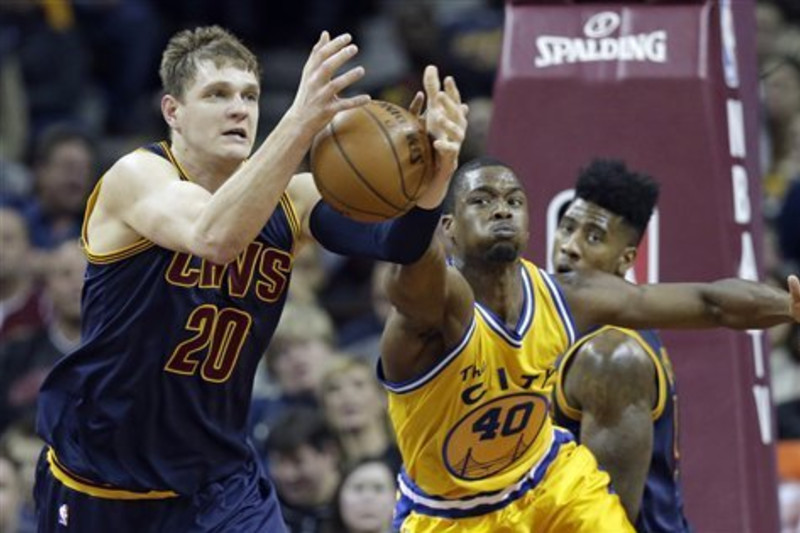 Russia's Mozgov joins epic list of Lakers big men