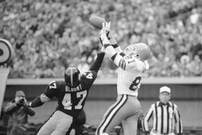 Pittsburgh Steelers' Mel Blount tries to keep Cincinnati Bengals' Don Bass  from seeing the action as Blount grabs the 22 yard touchdown pass  regardless of Blount's attempts, Sept. 21, 1980. (AP Photo