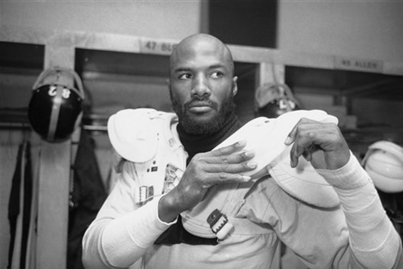 Pittsburgh Steelers' Mel Blount tries to keep Cincinnati Bengals' Don Bass  from seeing the action as Blount grabs the 22 yard touchdown pass  regardless of Blount's attempts, Sept. 21, 1980. (AP Photo