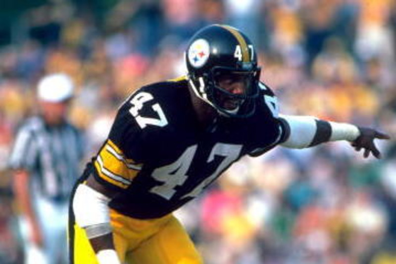 Former Pittsburgh Steelers cornerback Mel Blount greets members of