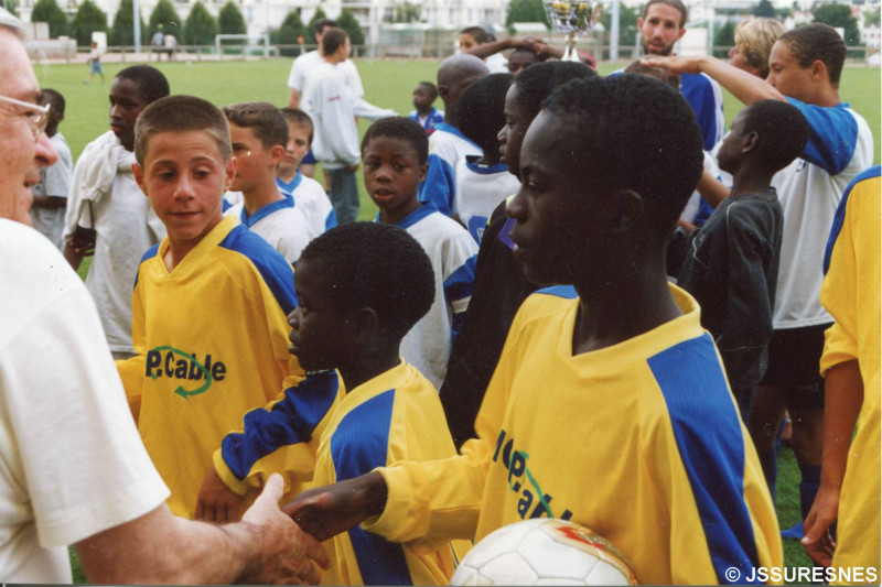 Kante (middle in yellow) pictured with Suresnes teammates in 2003.