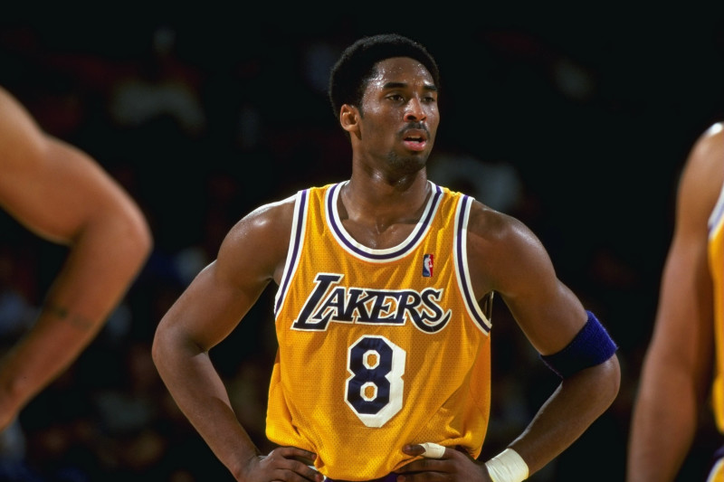 Which Number Lakers Jersey Should Kobe Bryant Wear in His Statue