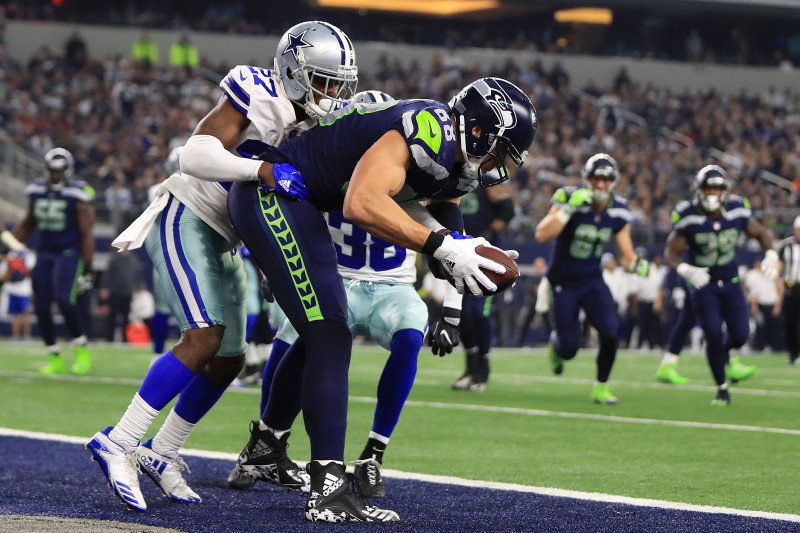 Watch: Jimmy Graham pulls in first touchdown from Green Bay Packers QB  Aaron Rodgers 