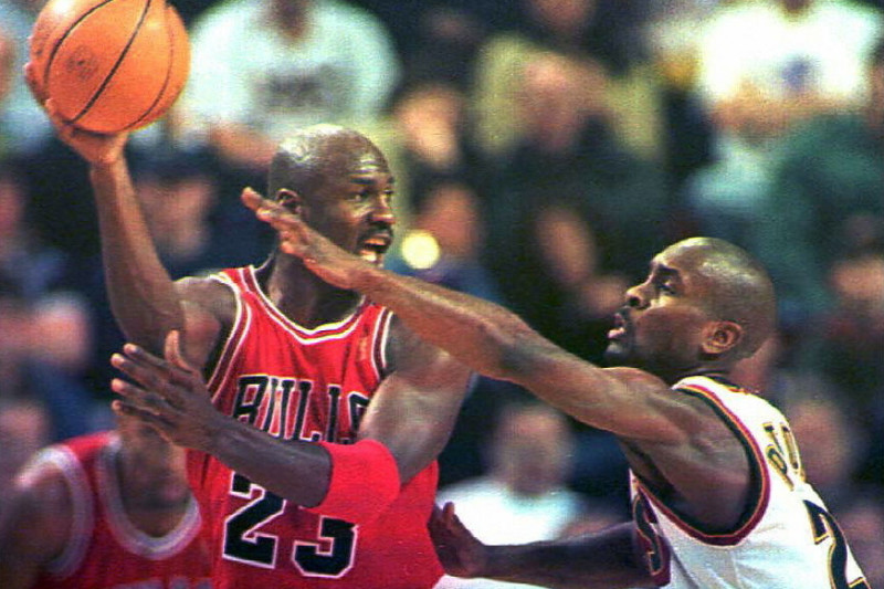 SEATTLE, UNITED STATES:  Michael Jordan of the Chicago Bulls (L) looks to pass the ball as Seattle SuperSonics defender Gary Payton guards him during first quarter action in their game 03 February in Seattle, Washington. It was the first game between the 