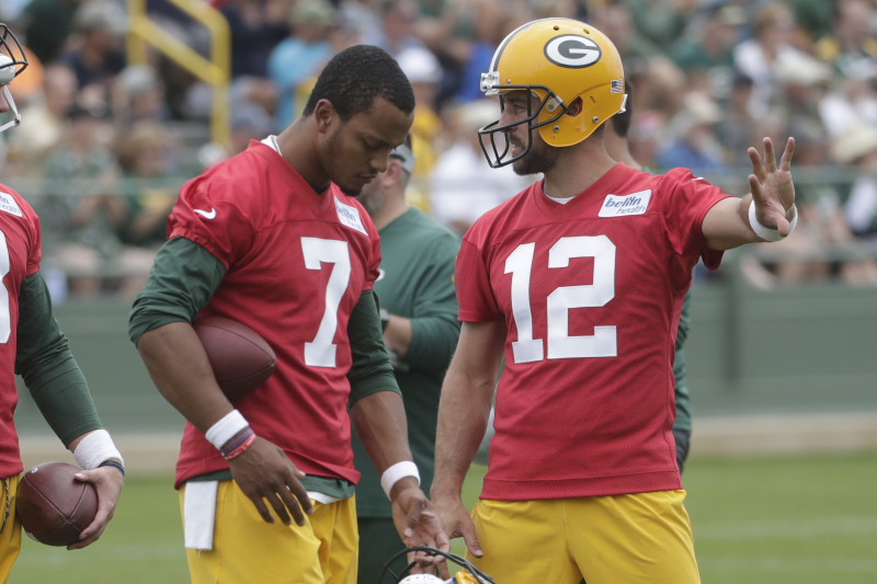 Green Bay Packers quarterback Brett Hundley warms up before an NFL football  game against the Detroit Lions Monday, Nov. 6, 2017, in Green Bay, Wis. (AP  Photo/Mike Roemer Stock Photo - Alamy