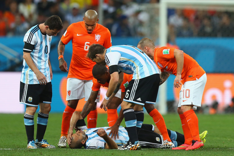 Twitter Reacts To Javier Mascherano Playing On Despite Apparent Head Injury Bleacher Report Latest News Videos And Highlights