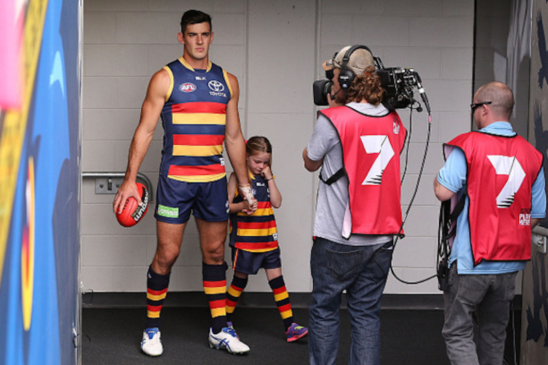 Adelaide Crows Taylor Walker Comforts Little Girl Walks Her Onto Field Bleacher Report Latest News Videos And Highlights