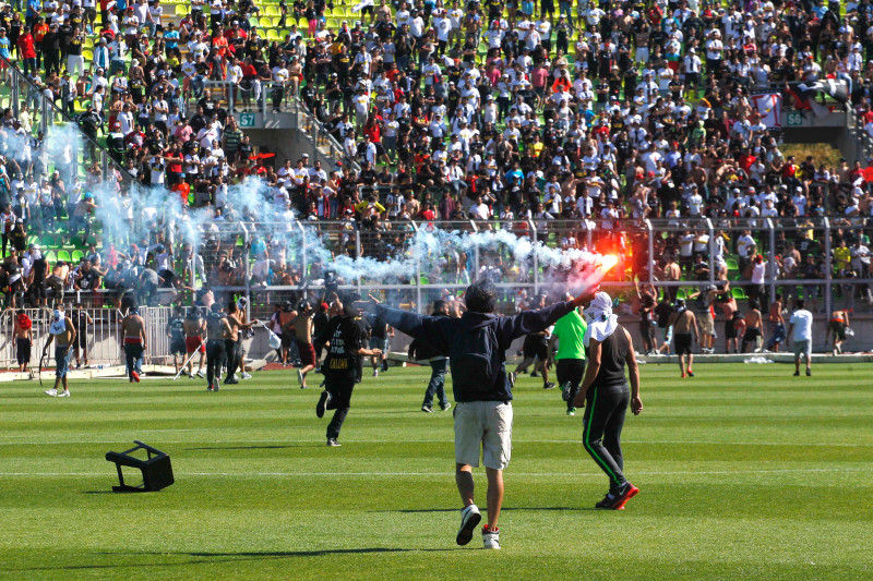 Santiago Wanderers Vs Colo Colo Match Abandoned After Crowd Violence In Chile Bleacher Report Latest News Videos And Highlights