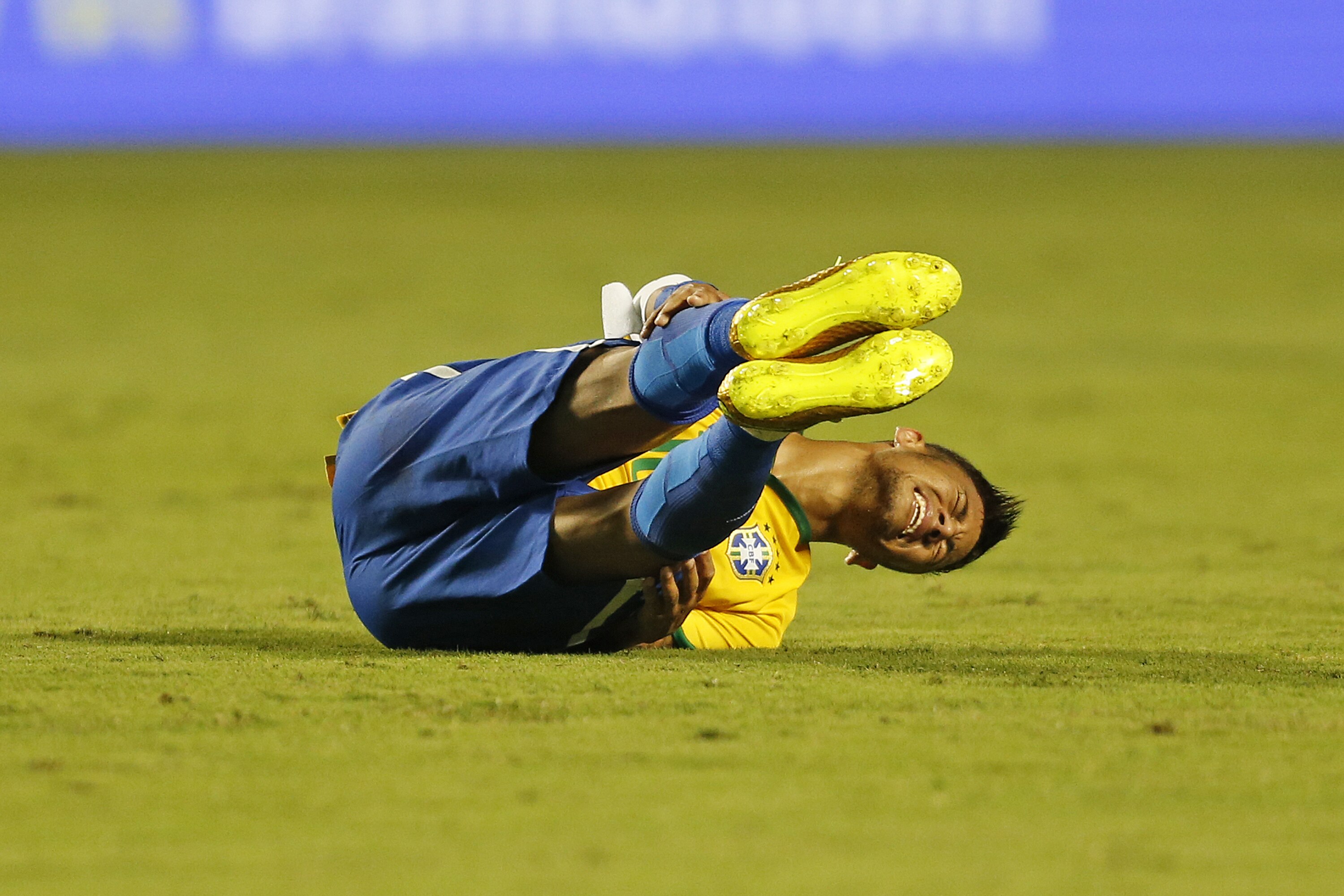 MIAMI GARDENS, FL - 5 DE SETEMBRO: Neymar #10 do Brasil reage após cair no campo após cair sobre Carlos Valdes #23 (não retratado) da Colômbia durante uma partida amistosa em 5 de setembro de 2014 no Estádio Sun Life Stadium em Miami Gardens, Flórida. O Brasil derrotou a Colômbia por 1 a 0. (Foto de Joel Auerbach/Getty Images)