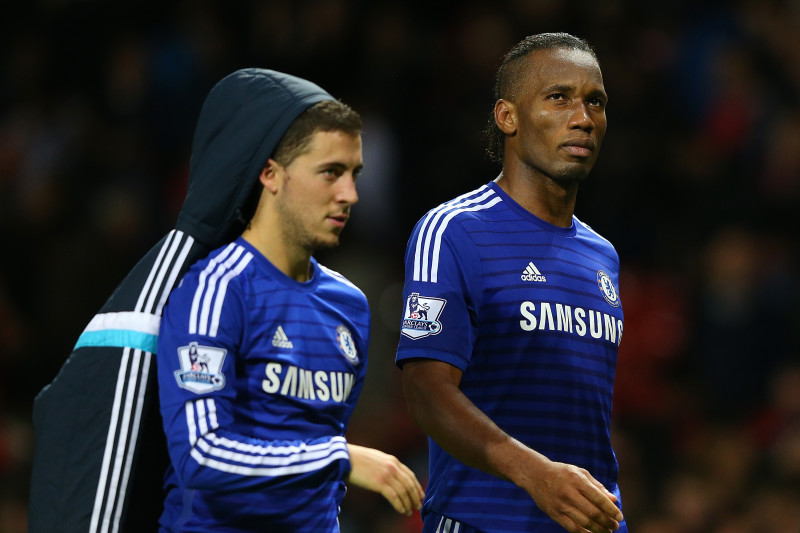 MANCHESTER, ENGLAND - 26 OKTOBER: Eden Hazard dan Didier Drogba dari Chelsea (R) berjalan keluar pada penghujung perlawanan Liga Perdana Barclays antara Manchester United dan Chelsea di Old Trafford pada 26 Oktober 2014 di Manchester, England.  (Foto oleh Alex Livesey/Getty Images)