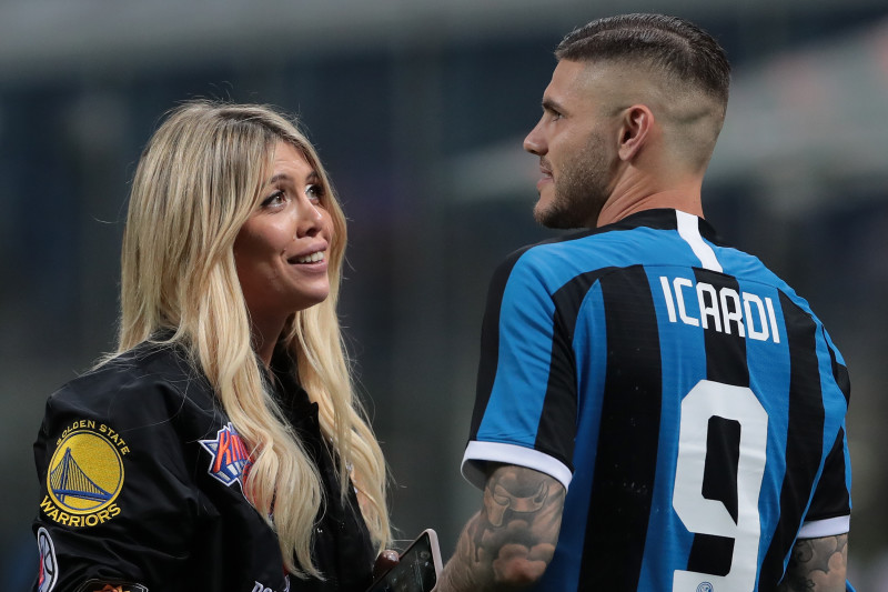MILAN, ITALY - MAY 26:  Mauro Emanuel Icardi of FC Internazionale speaks with his wife Wanda Nara at the end of the Serie A match between FC Internazionale and Empoli FC at Stadio Giuseppe Meazza on May 26, 2019 in Milan, Italy.  (Photo by Emilio Andreoli/Getty Images)