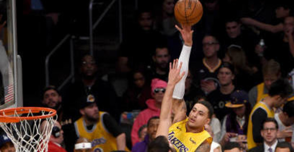 Watch: Lakers' Alex Caruso dunks over Warriors' Kevin Durant, Klay